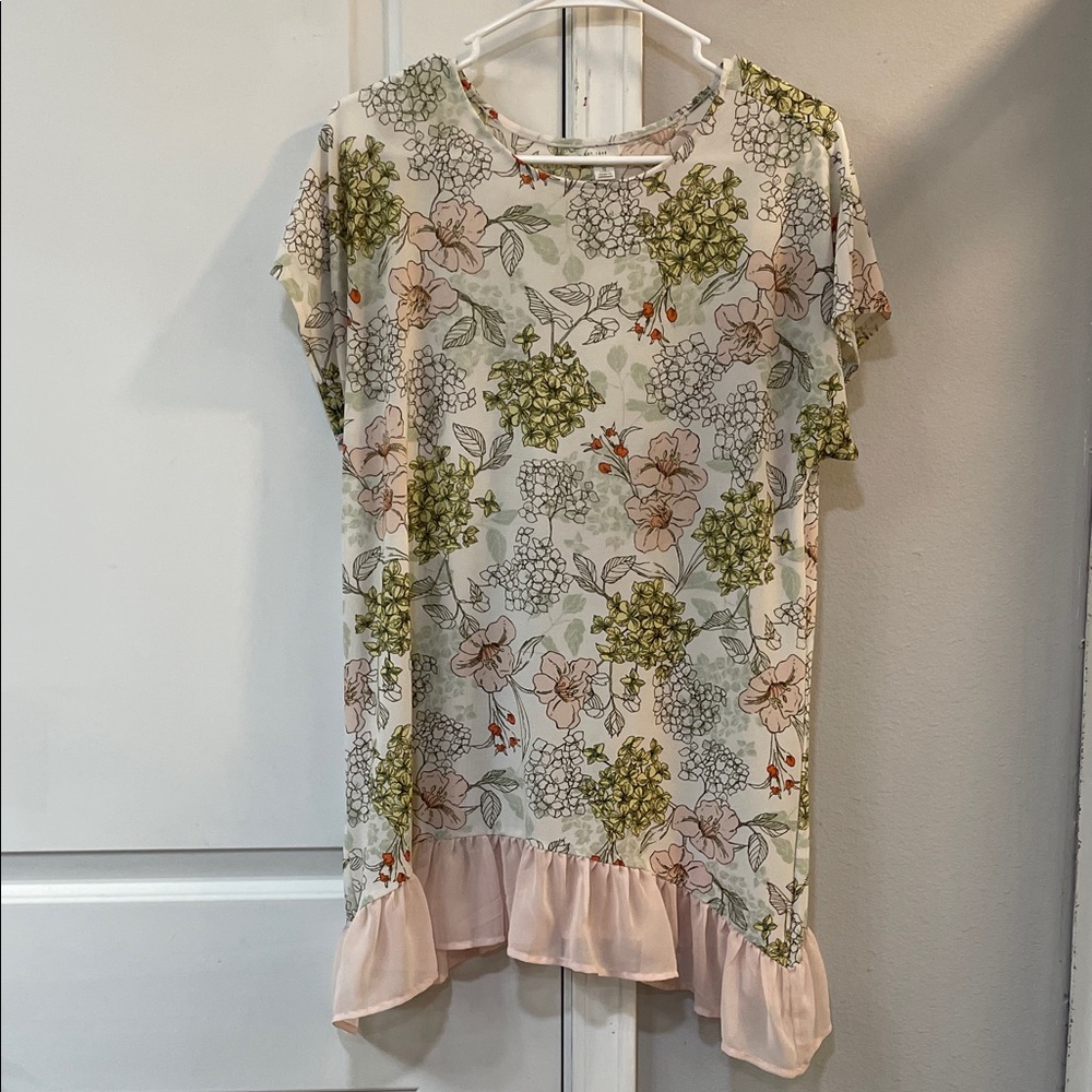 Floral Patterned Women's Blouse with Ruffle Detail